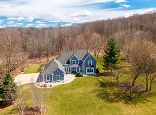 W248S6096 Deerfield Cir, Waukesha, WI 53189