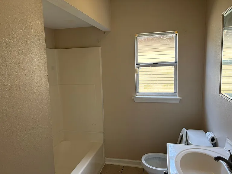 3620 Clermont Dr — Photo 6