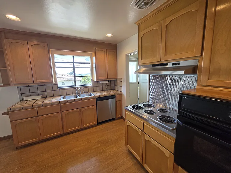 1744 Wesley Ave — Photo 12