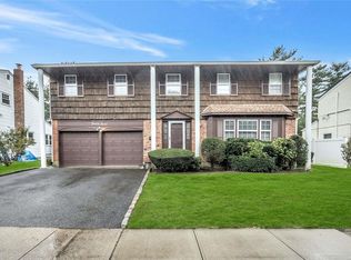 27 Broadfield Pl, Glen Cove, NY 11542