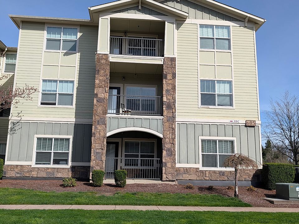 1st image of 685 SW Sagebrush Dr #205