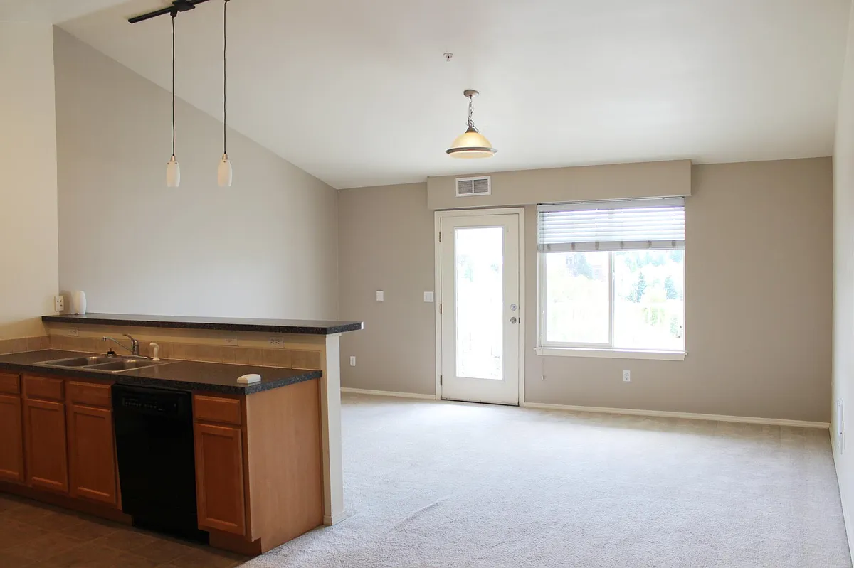 Building Photo - 322 NE Maple St #11