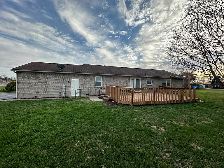 202 Fairview Cir — Photo 2