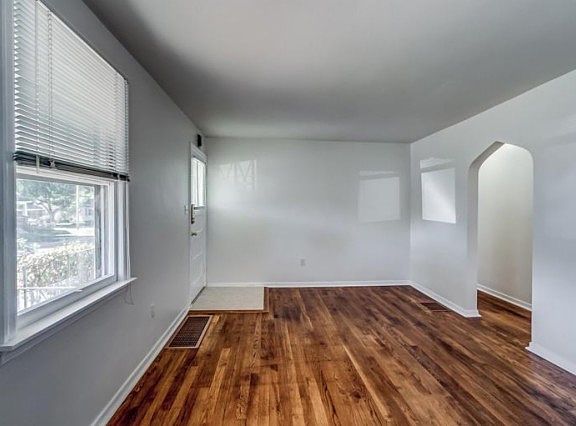 5th image of 205 Dair Ave