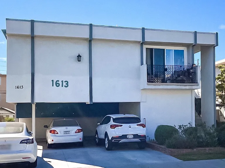 1613 Barry Ave #4 — Photo 12