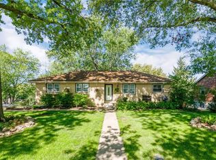 904 Ridgeway Dr, Liberty, MO 64068