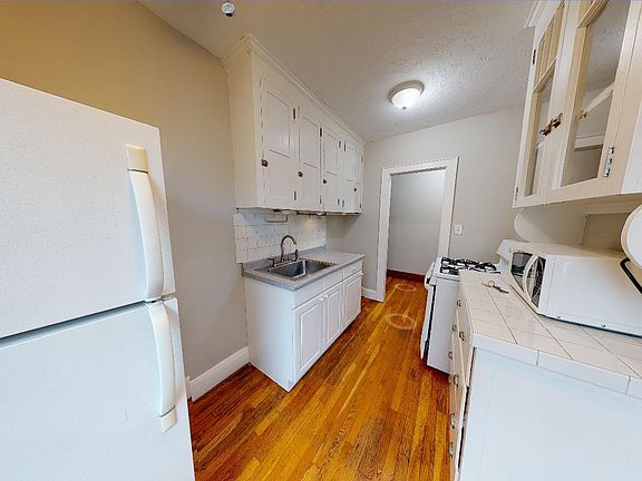 3rd image of 119A College Ave #31