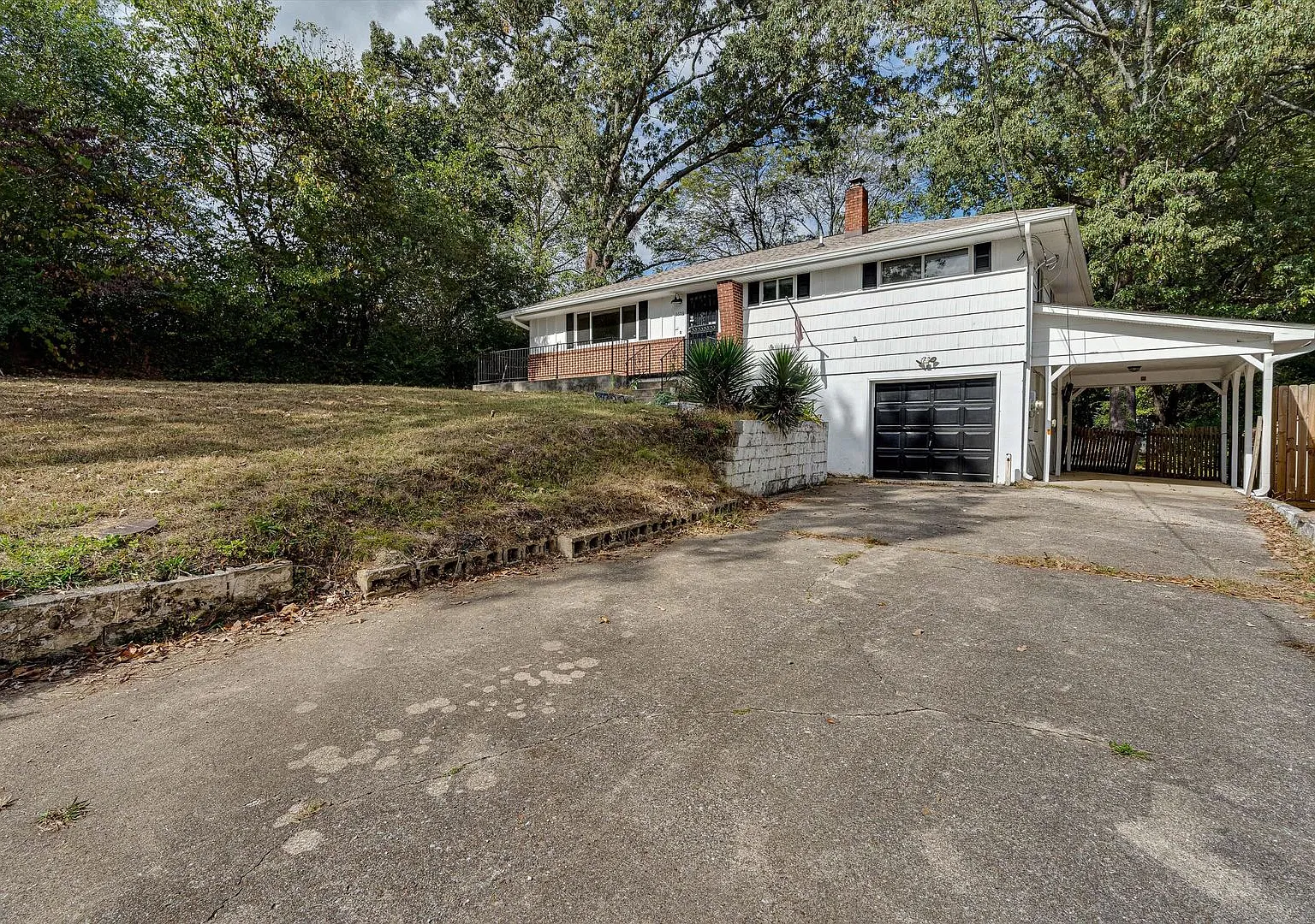 Coming Soon! Three Bedroom Two Bathroom House For Rent. Ready For Move In This November. — Photo 2