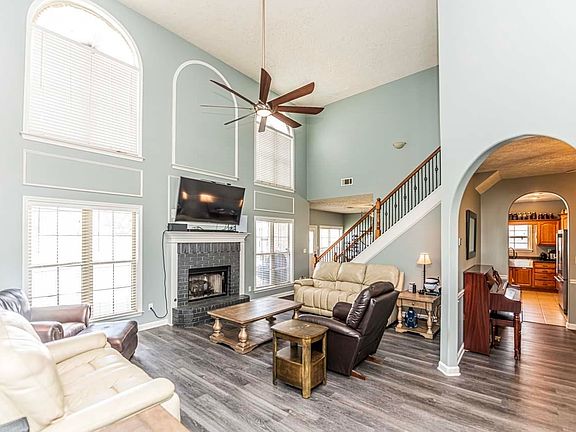 3rd image of 832 Williamsburg Dr