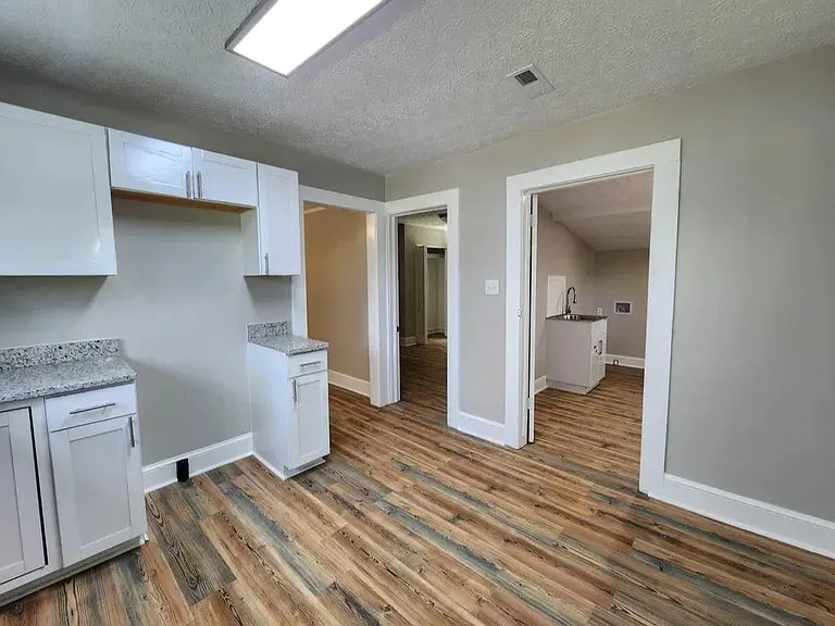 112 Jackson Ave — Photo 5