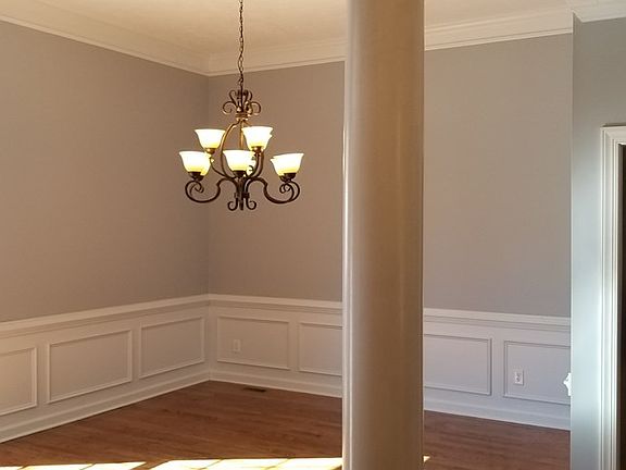 3rd image of 1450 Knob Hill Cir