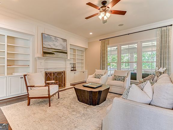 5th image of 1052 Emerald Pl