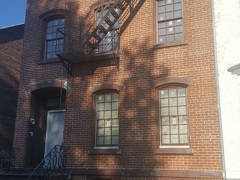 1st image of 176 Grand St APT 1