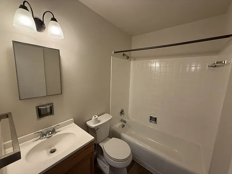 651 Southwell Ln — Photo 10