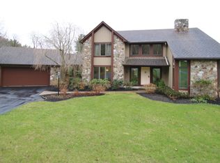 15 Pondview Dr, Pittsford, NY 14534