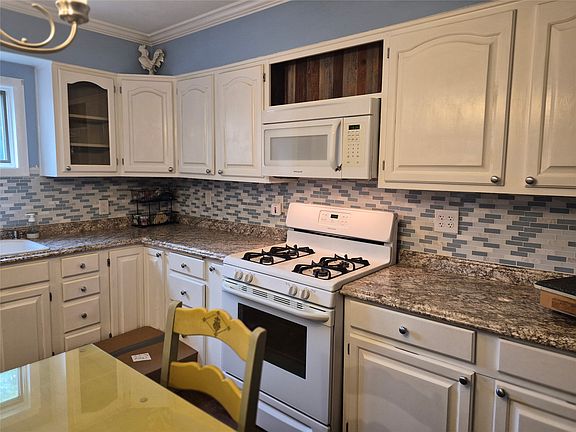 4th image of 108 W Wendell St