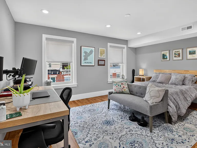 2328 E Fletcher St — Photo 37