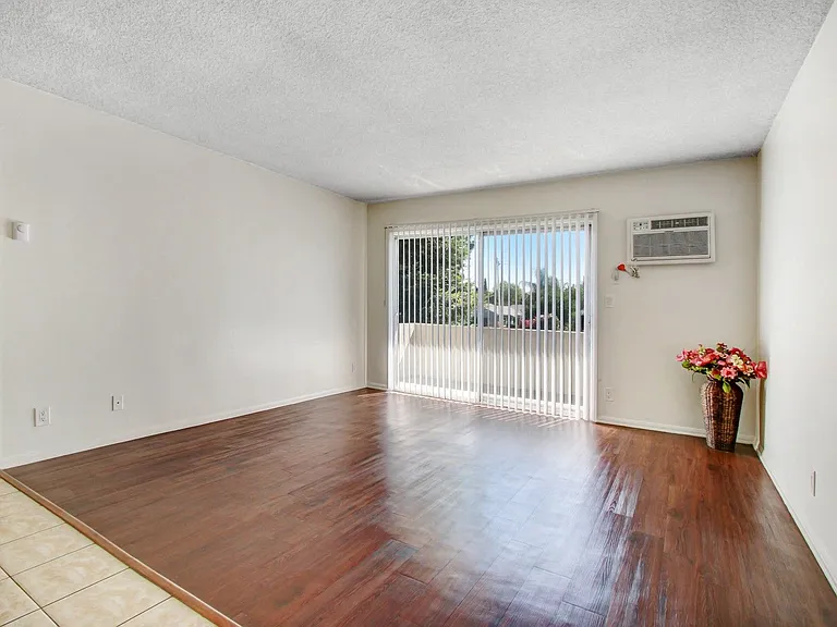 Sepulveda Manhattan Apartments — Photo 3
