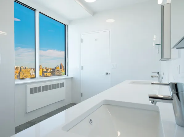 160 Riverside Boulevard image 14 of 21