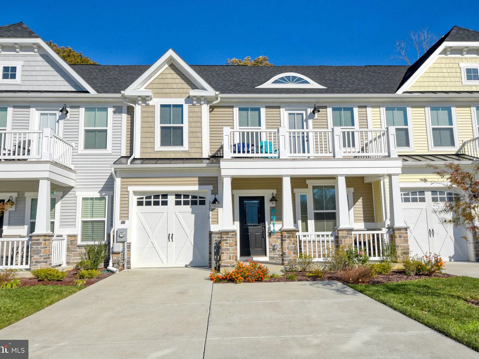 3 bed, 2.5 bath, 2100 sqft, $2,495 — Photo 1