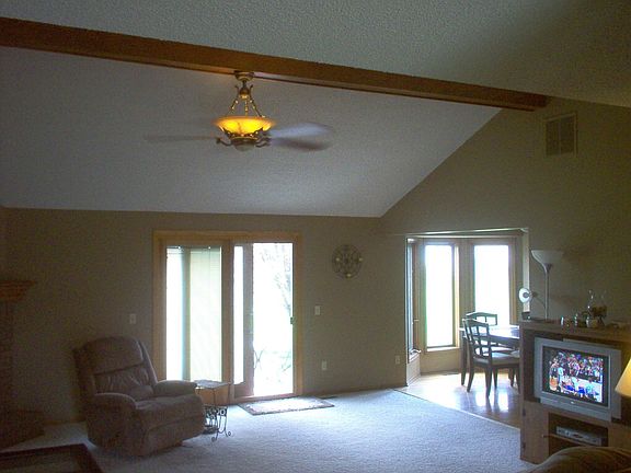 Great Room w/vaulted ceilings