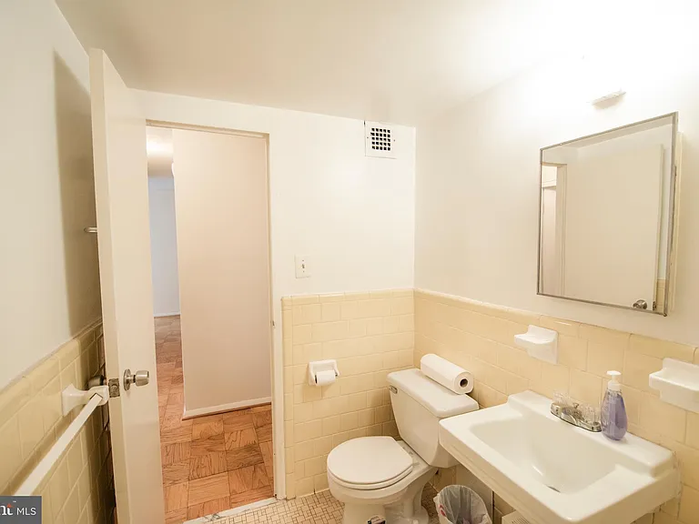 1210 N Taft St #201 — Photo 16