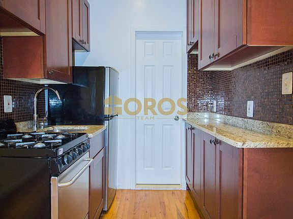 4th image of 215 E 10th St APT 15