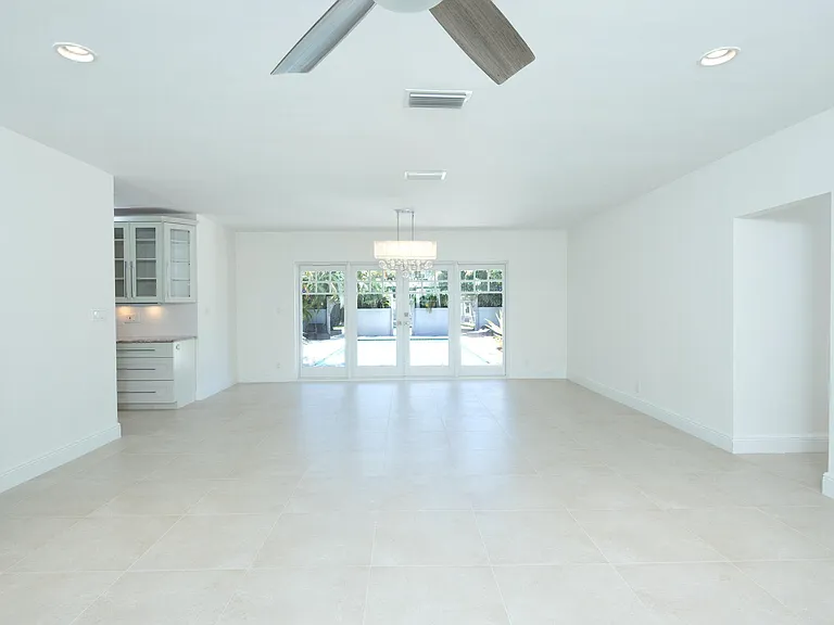 1635 Seabreeze Blvd — Photo 5