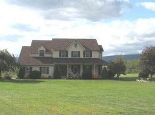 7748 Harbor Ln, Slatington, PA 18080