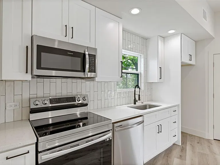 8507 Hathaway Dr — Photo 31