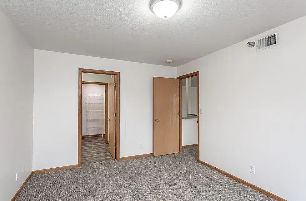 Crown Pointe Apartments — Photo 4