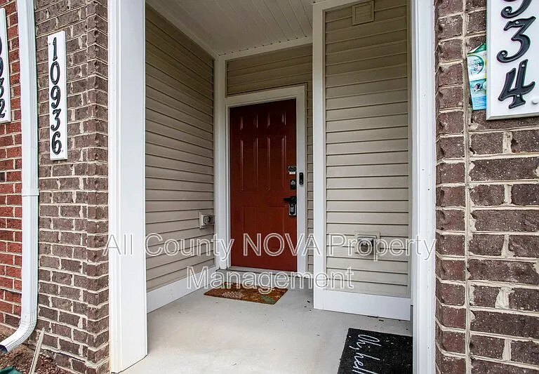 10936 Presidential Pkwy — Photo 2