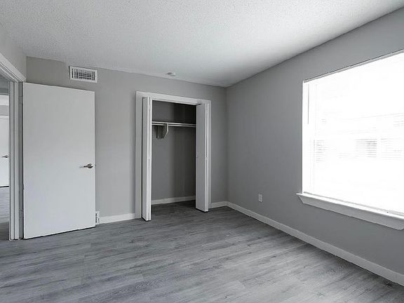 5th image of 4015 Camelot Ln #4015