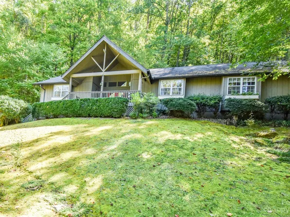 100 Foresthill Ln, Whittier, NC 28789