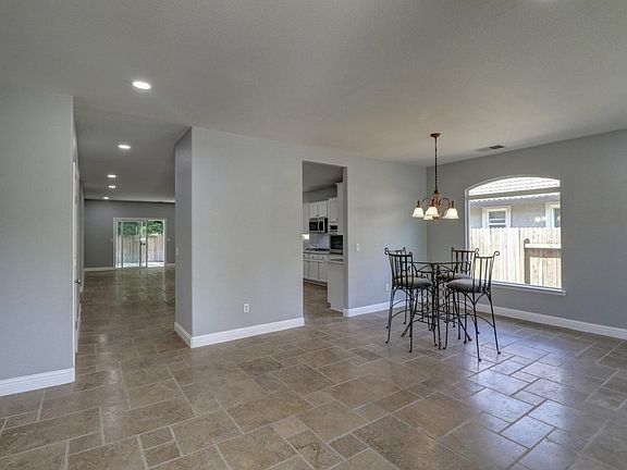 5th image of 4016 Hunter Oaks Ln