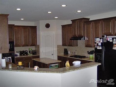 Kitchen w/serving bar