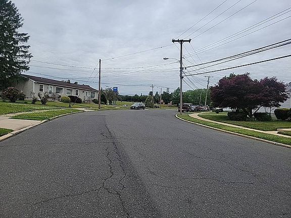 5th image of 77 Helen Ave