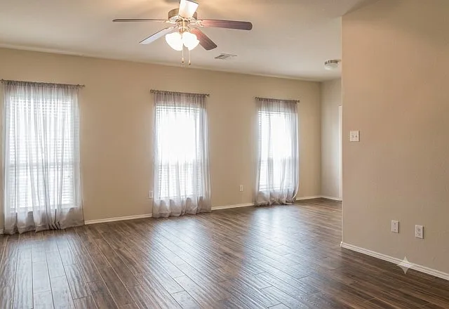 415 Harding Ln — Photo 7