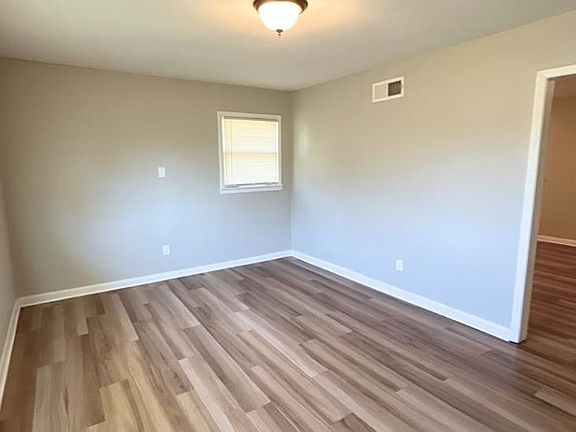3rd image of 404 Stoneham Rd