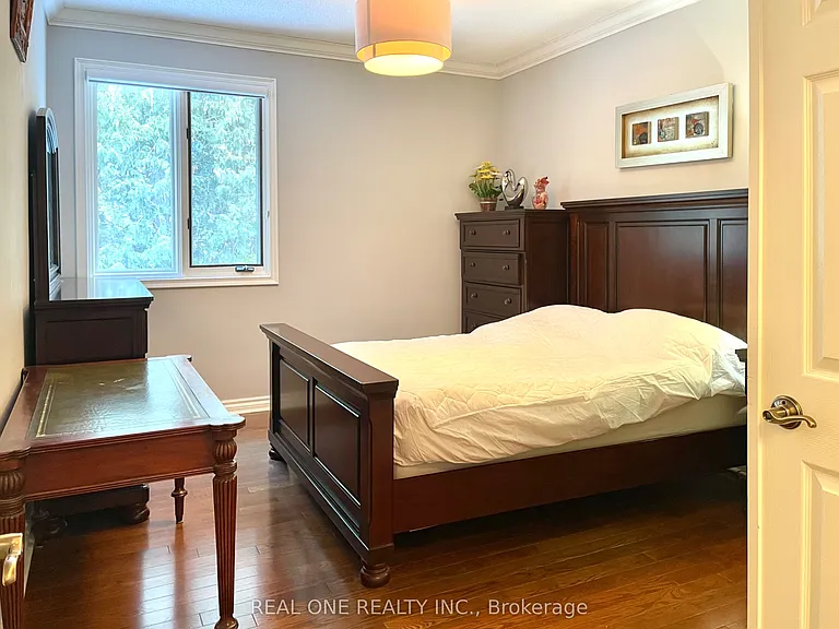207 Kennedy St W — Photo 8
