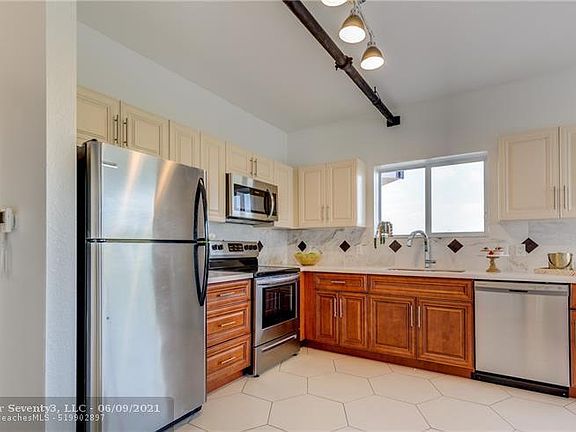 3rd image of 611 NE 29th Dr #303