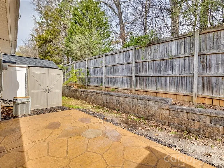 2052 Shady Pond Dr — Photo 24