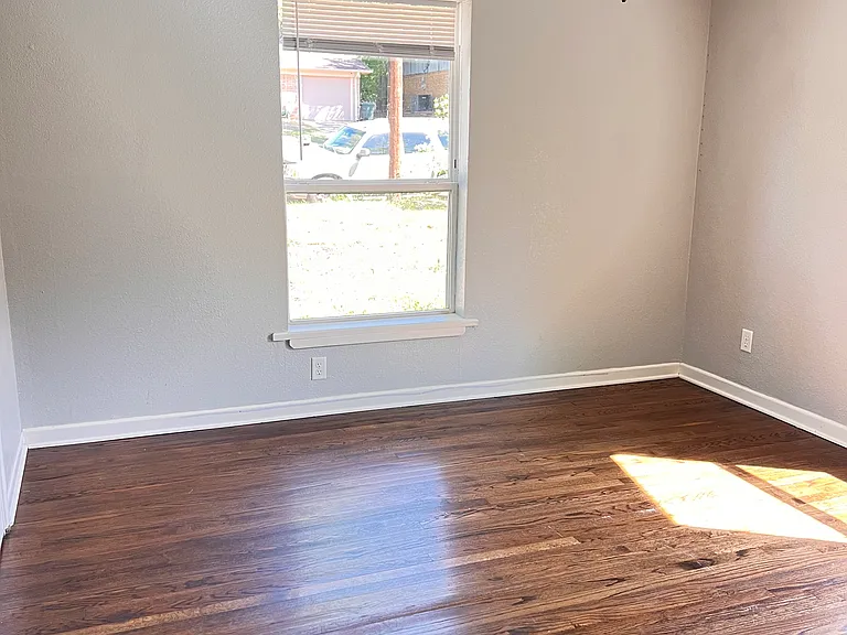 1526 Goliad St — Photo 6