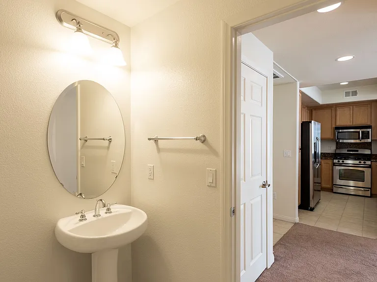 Glenoaks Villas — Photo 32