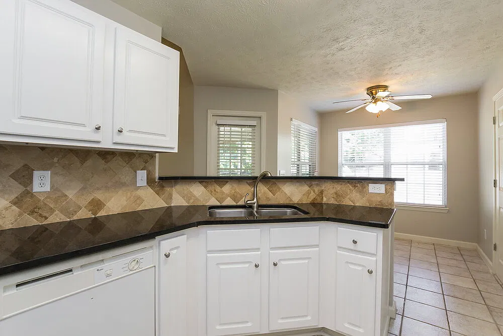 3 bed, 2.0 bath, 1705 sqft, $3,020 — Photo 4