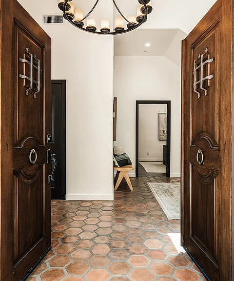 8836 Wonderland Ave — Photo 2