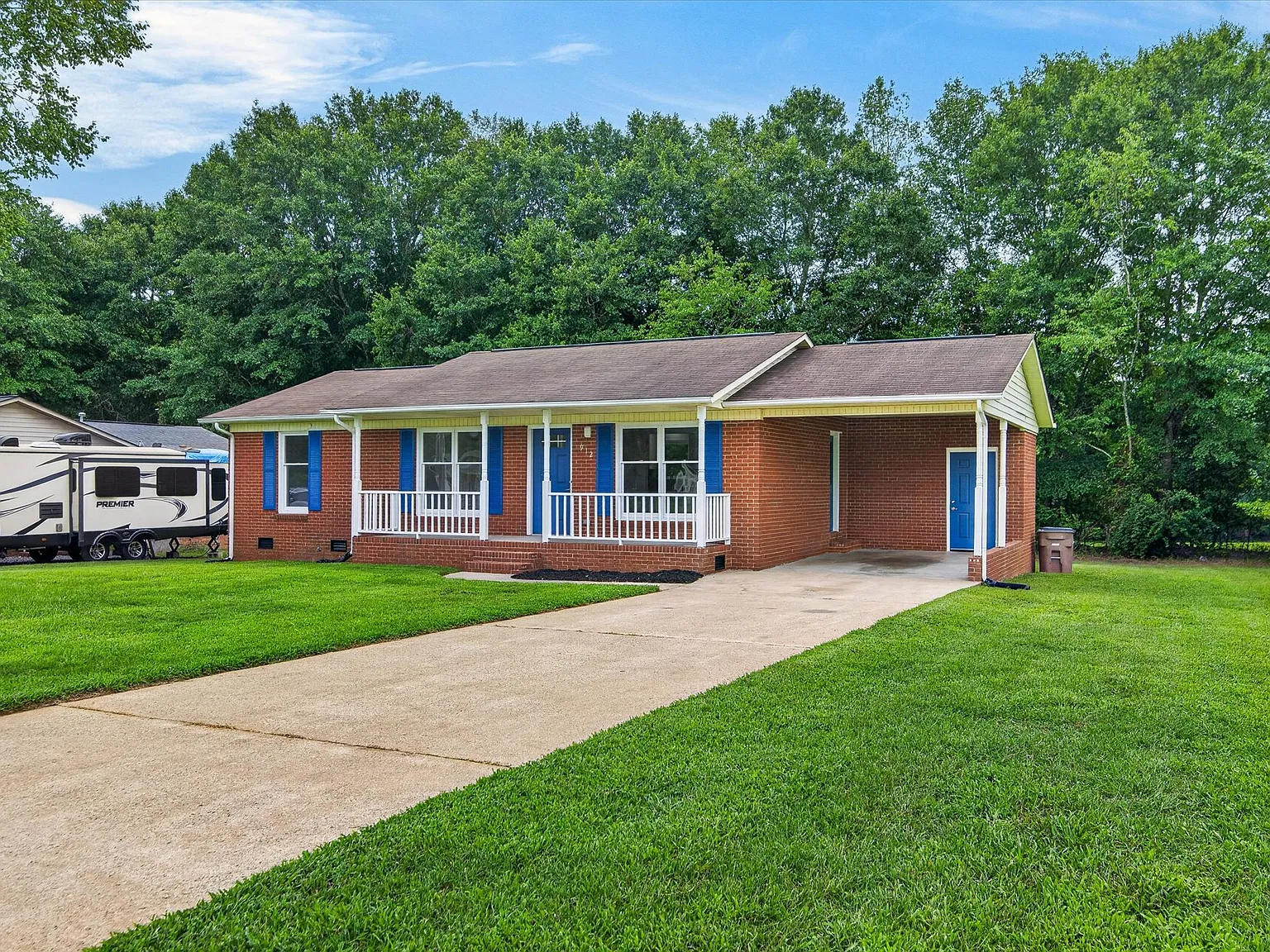 3 bed, 1.5 bath, 1061 sqft, $1,850 — Photo 3