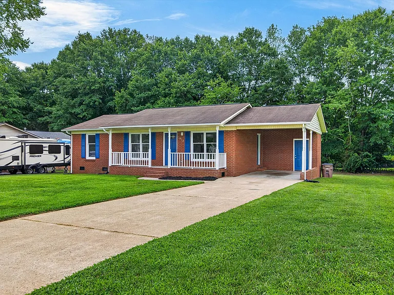 912 Kearney Dr — Photo 3
