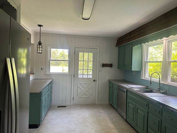 5th image of 43 Peconic Rd
