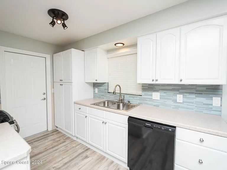 300 Nora Ave — Photo 8